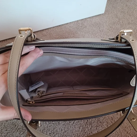 🤩👜Michael Kors EW Voyager Tote👜🤩 - Picture 8 of 16